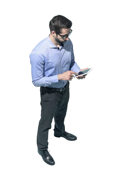 Άνθρωπος στέκεται και χρησιμοποιεί ένα smartphone — Φωτογραφία Αρχείου