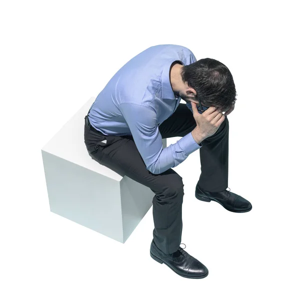 Hombre estresado sentado con la cabeza en las manos — Foto de Stock