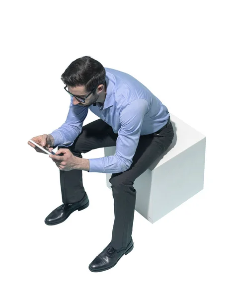 Człowiek siedzi i za pomocą cyfrowego tabletu — Zdjęcie stockowe
