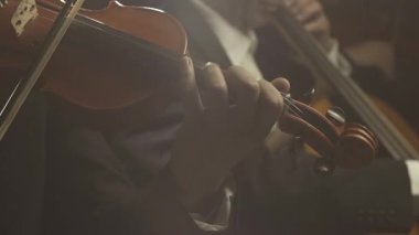 Senfonik orkestra sahnede klasik müzik konseri çalıyor