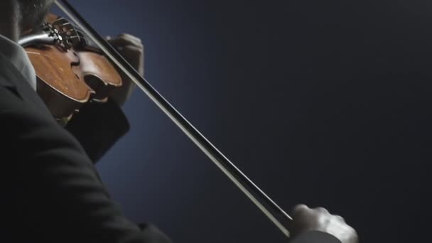 Professionell musiker som spelar violin på scen — Stockvideo