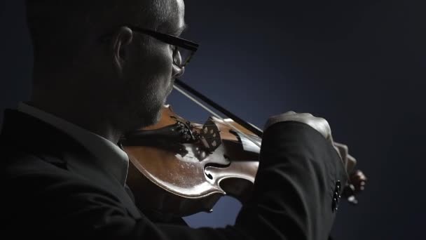Профессиональный музыкант играет на скрипке на сцене — стоковое видео