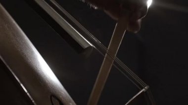 Çellist enstrümanını yakından çalıyor