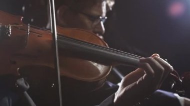 Senfonik orkestra sahnede video montaj çalma