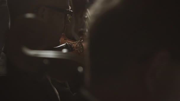 小提琴手在古典音乐音乐会上表演 — 图库视频影像