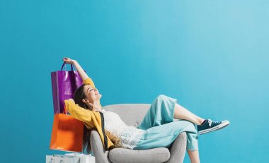Alışveriş çantaları ile neşeli alışverişkolik kadın