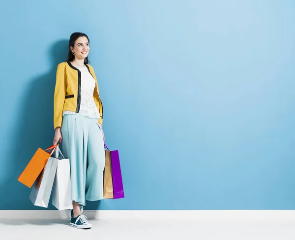 Lachende jonge vrouw genieten van winkelen — Stockfoto