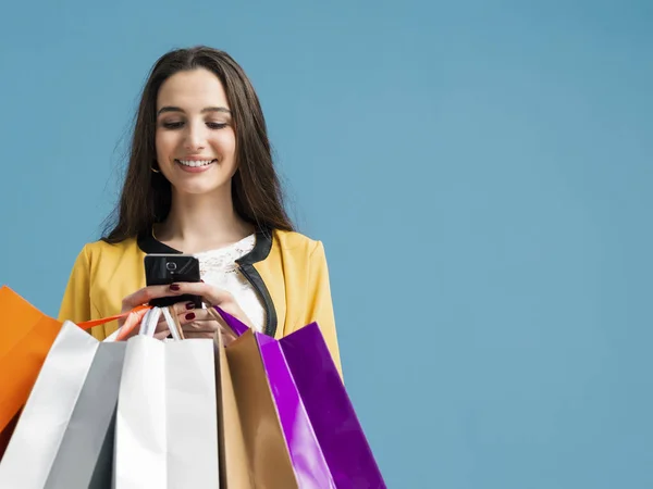 Boldog nő segítségével vásárlási apps — Stock Fotó
