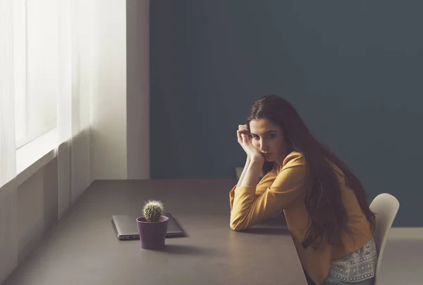 Triste jeune femme seule assise à la maison — Photo