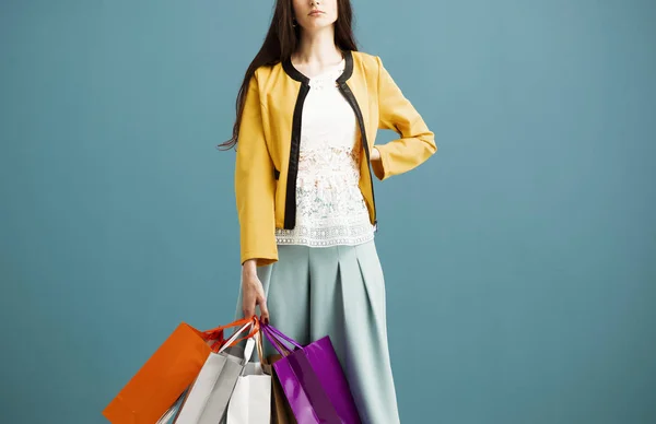 Mulher elegante carregando um monte de sacos de compras — Fotografia de Stock