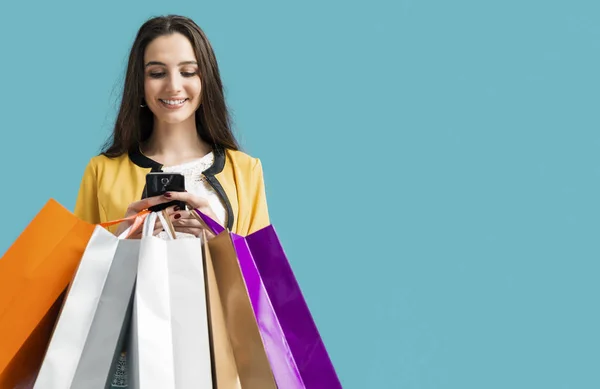 Donna felice utilizzando applicazioni di shopping — Foto Stock