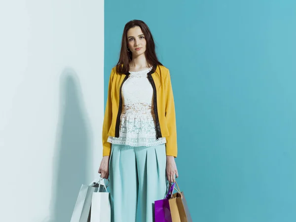 Mulher elegante jovem com sacos de compras — Fotografia de Stock