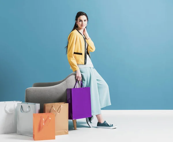 Mulher Shopaholic com lotes de sacos — Fotografia de Stock