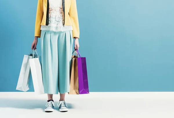 Mulher elegante carregando um monte de sacos de compras — Fotografia de Stock