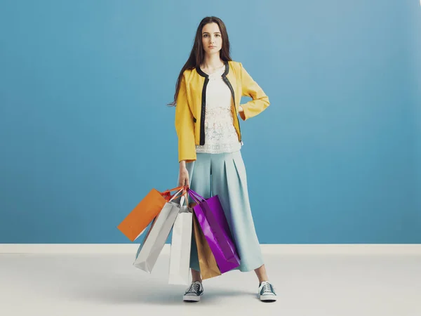 Fashionabel kvinna med shoppingväskor — Stockfoto