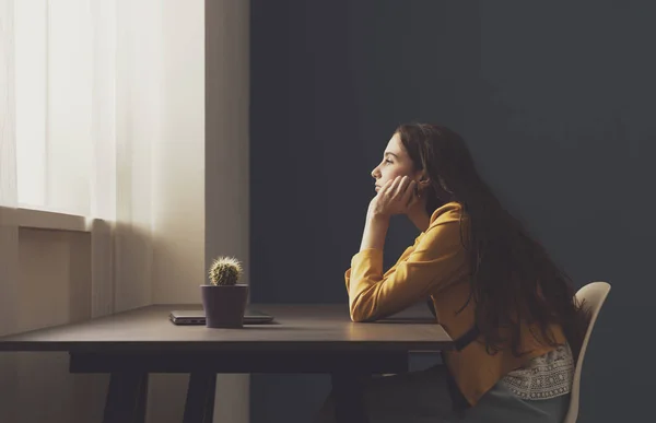 Traurige einsame junge Frau sitzt zu Hause — Stockfoto