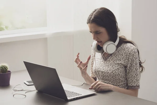 Cris de colère femme travaillant avec son ordinateur portable — Photo