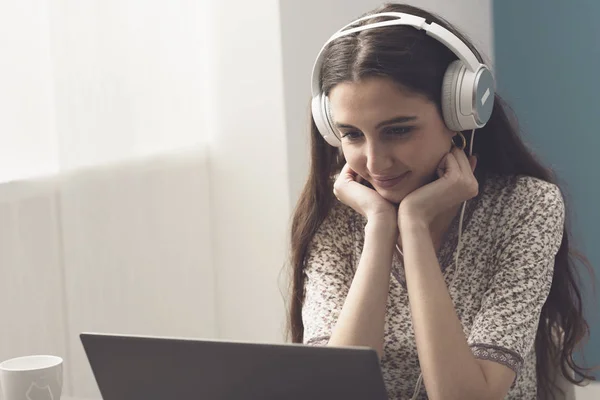 Carino donna guardando film online con il suo computer portatile — Foto Stock