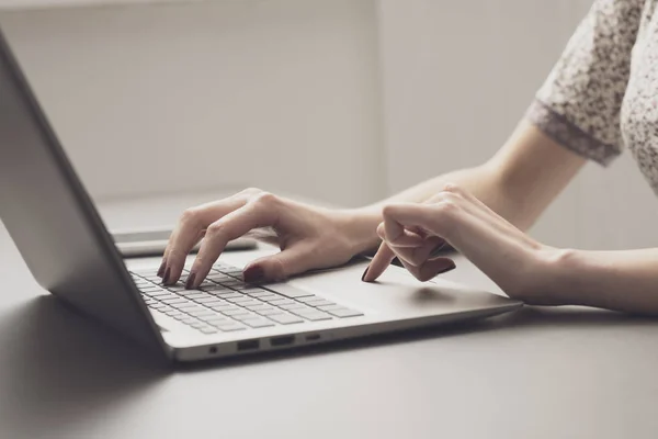 Mulher trabalhando com seu laptop — Fotografia de Stock