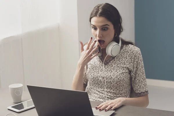 Femme choquée travaillant avec son ordinateur portable — Photo