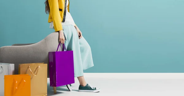 Snygg kvinna som transporterar en massa shoppingväskor — Stockfoto