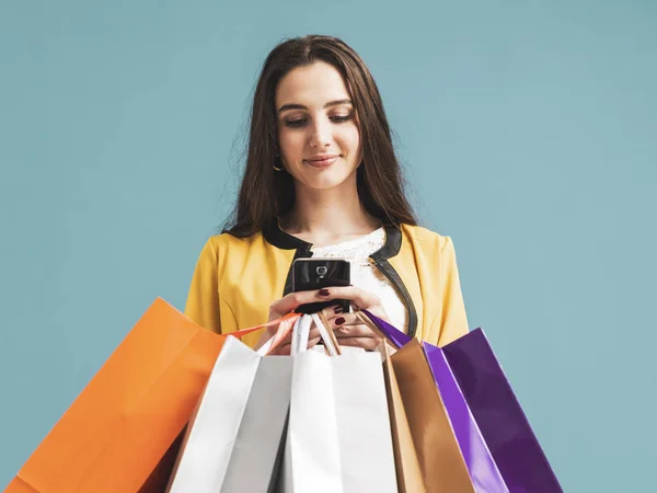 Mujer feliz usando aplicaciones de compras —  Fotos de Stock
