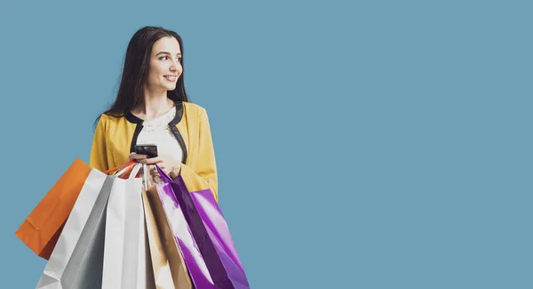 Gelukkige vrouw die Shopping-apps gebruikt — Stockfoto