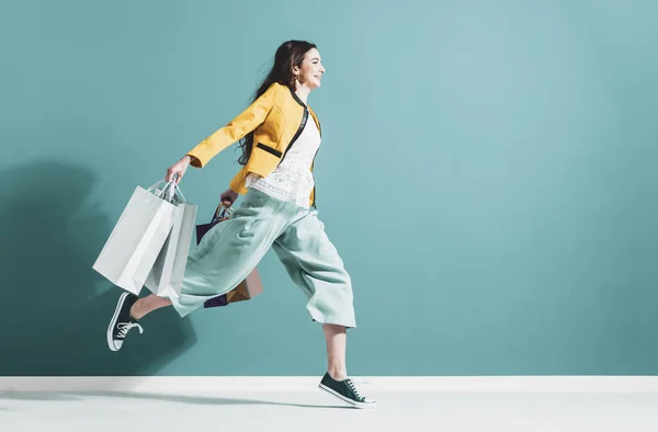 Mujer feliz alegre disfrutando de las compras — Foto de Stock