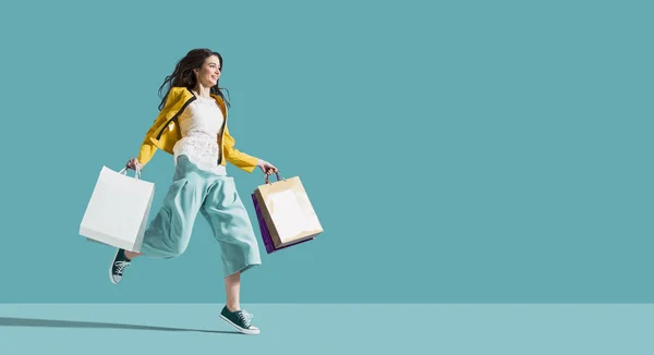 Glad lycklig kvinna njuter av shopping — Stockfoto