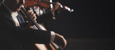 Senfonik orkestra sahnede performans sergiliyor