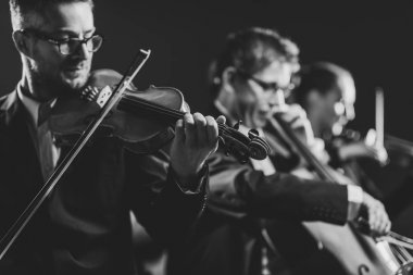 Senfonik yaylı çalgılar orkestrası sahnede performans sergiliyor