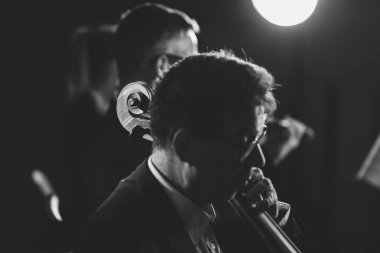 Senfonik orkestra sahnede çalıyor