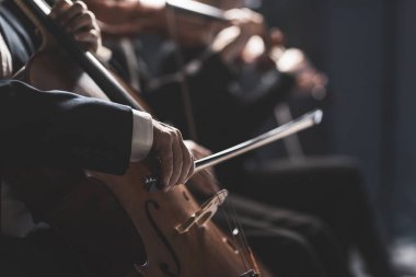 Senfonik orkestra sahnede performans sergiliyor