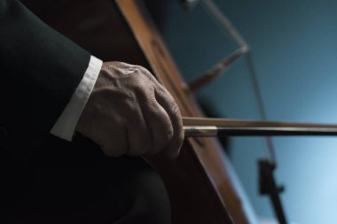 Profesyonel çellist eller yakın performans