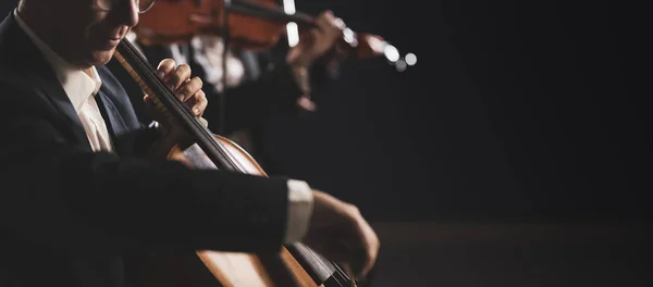 Orquestra sinfônica tocando no palco — Fotografia de Stock