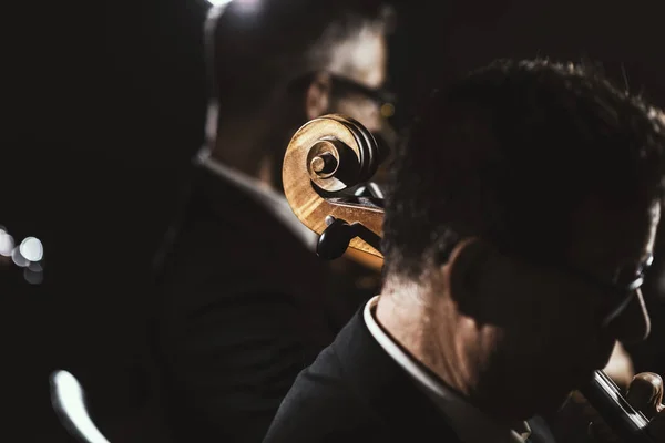 Orquestra sinfônica tocando no palco — Fotografia de Stock