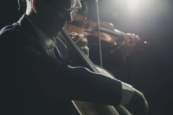 Orquesta sinfónica actuando en el escenario — Foto de Stock