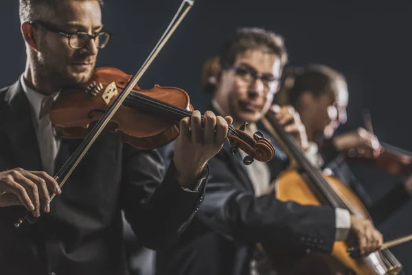 Symfonický smyčcový orchestr na jevišti — Stock fotografie