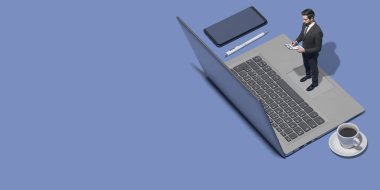 Bir dizüstü bilgisayar la çalışan minyatür iş yöneticisi