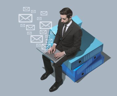 İşadamı dizüstü bilgisayarıyla e-posta gönderiyor
