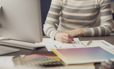 Ofiste çalışan profesyonel iç mimar
