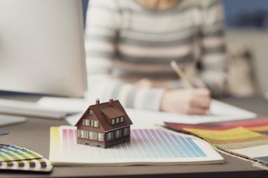 Yaratıcı iç tasarımcı masada çalışıyor