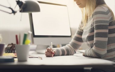 Kalemle çizim yapan genç tasarımcı