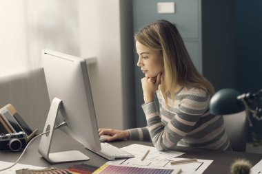 Ofiste çalışan profesyonel iç mimar