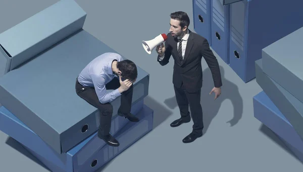 Bossy Executive schreeuwen bij zijn werknemer met een megafone — Stockfoto