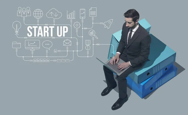 Unternehmer plant Strategien für sein Start-up — Stockfoto