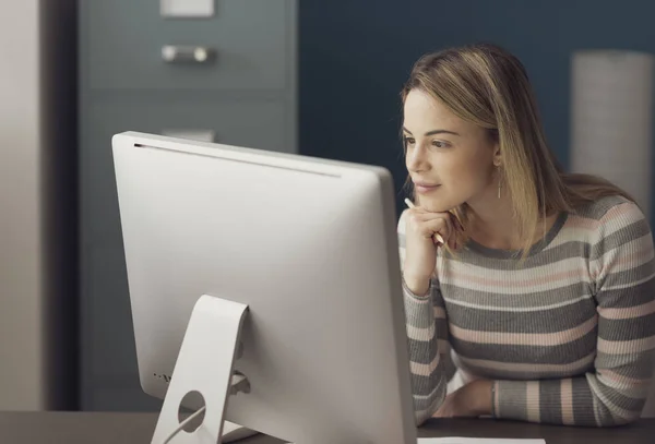 Jovem mulher atraente trabalhando com um computador — Fotografia de Stock
