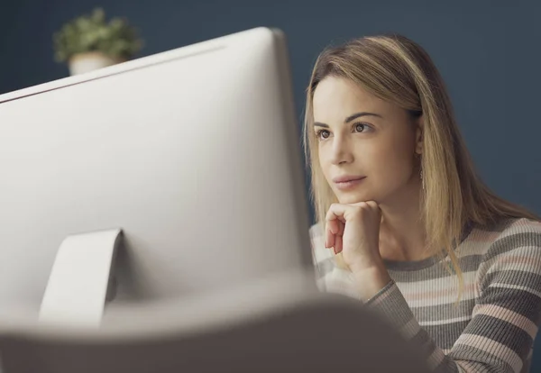 Jeune femme attrayante travaillant avec un ordinateur — Photo