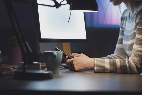 Vrouw chatten met haar smartphone — Stockfoto