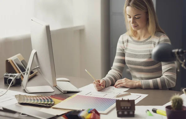 Designer de interiores profissional trabalhando no escritório — Fotografia de Stock